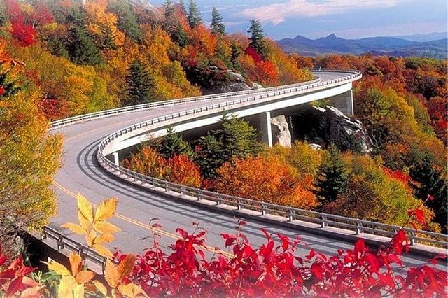 Con đường Blue Ridge Parkway uốn lượn quanh những ngọn núi Appalachian