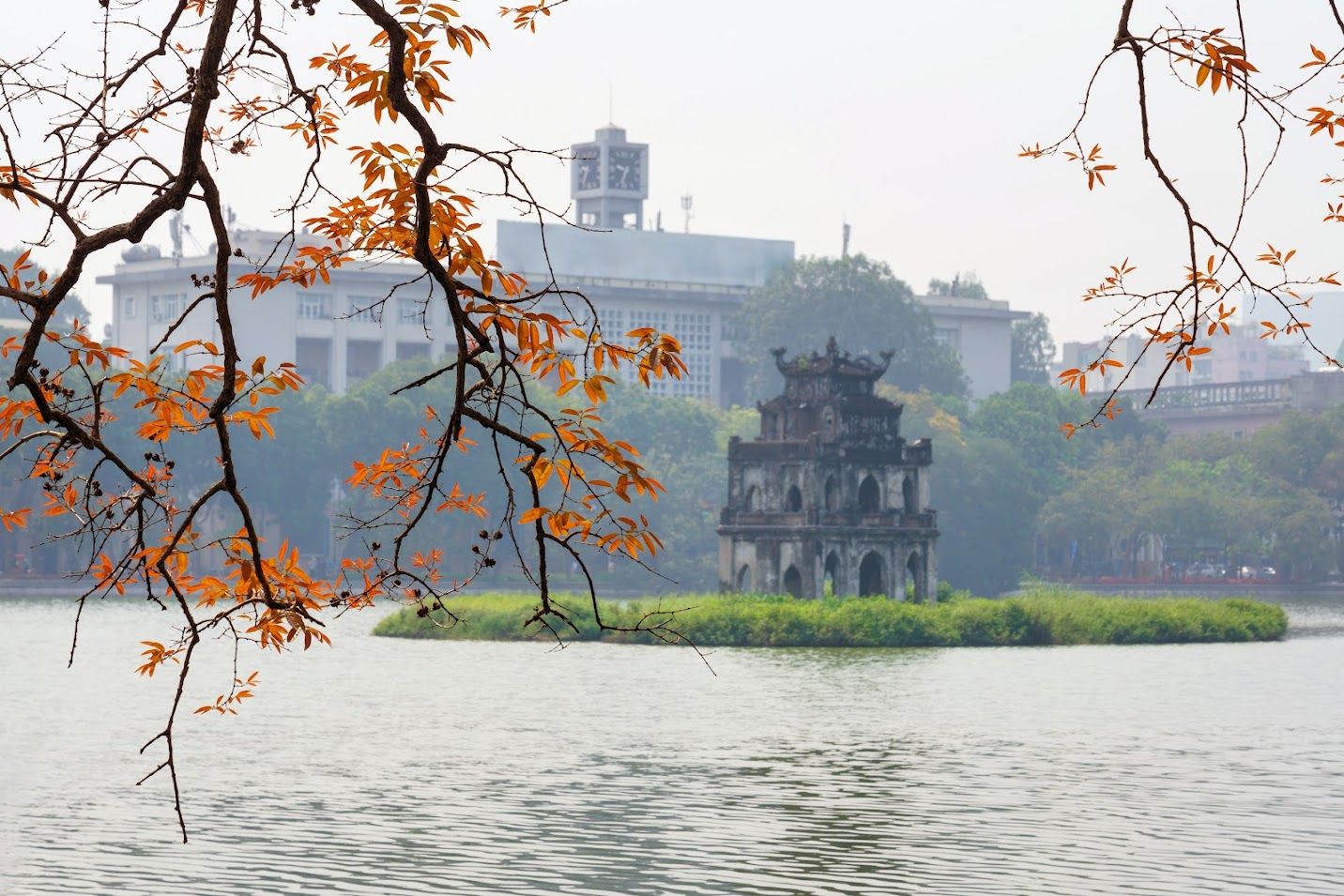 Mùa thu Hà Nội nhuộm vàng khung cảnh lãng mạn