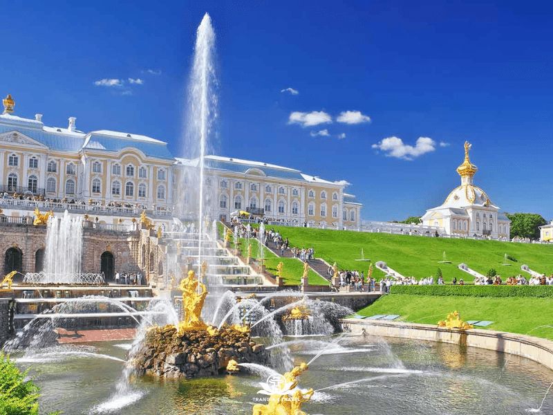 Thành phố St. Petersburg lãng mạn trong ánh hoàng hôn mùa thu