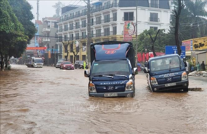 Người dân di chuyển trong mưa lũ